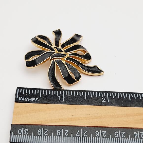 Vintage Trifari Black Enamel Ribbon Brooch; Gold Plated Designer Costume Jewelry - Picture 6 of 8